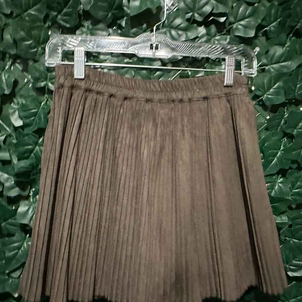 Army green pleated sqort - Picture 2 of 4